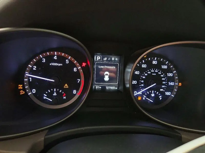 2017 HYUNDAI SANTA FE SE  