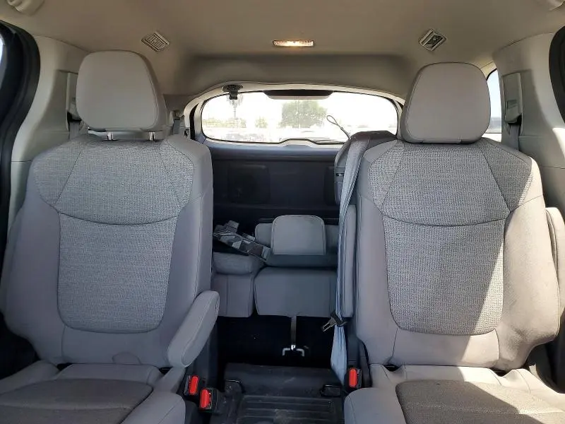 2023 TOYOTA SIENNA LE 8-PASSENGER  