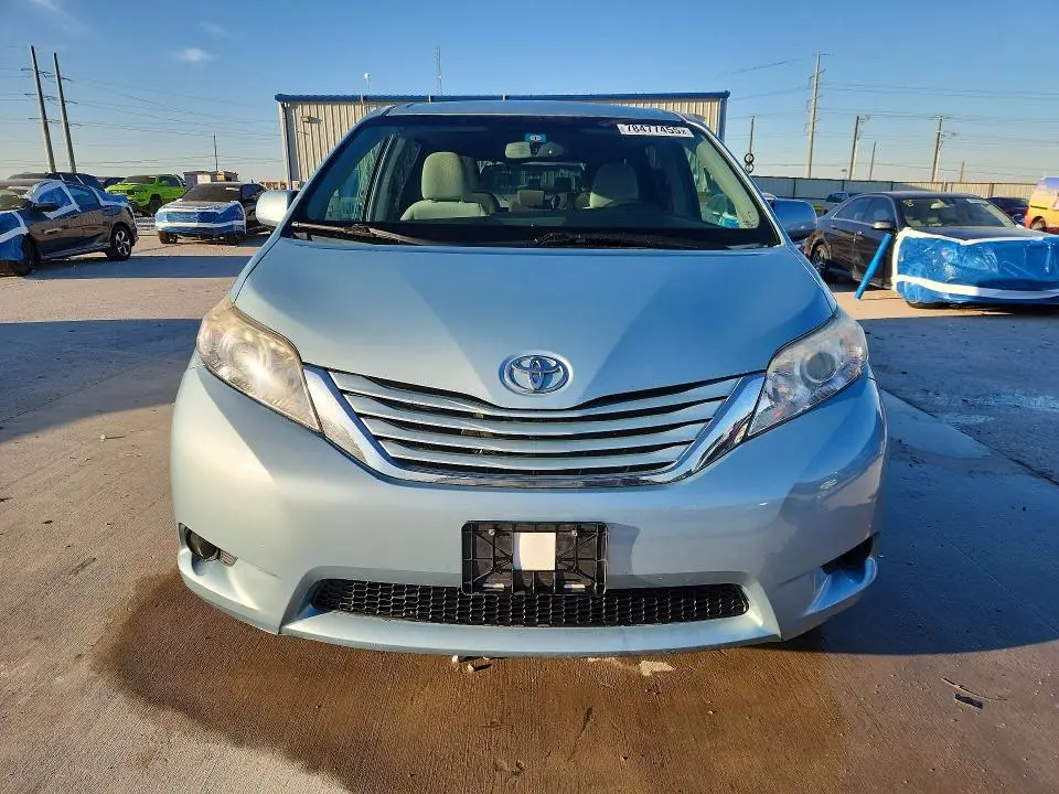 2015 TOYOTA SIENNA LE  