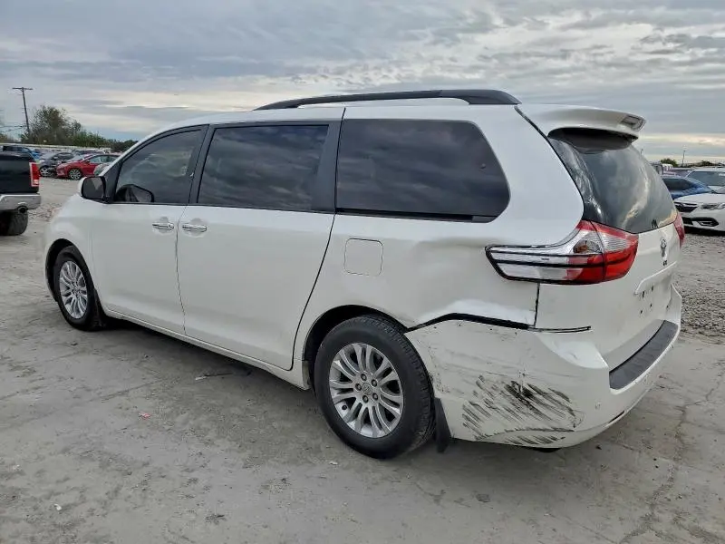 2017 TOYOTA SIENNA XLE  