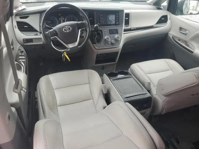 2020 TOYOTA SIENNA XLE  