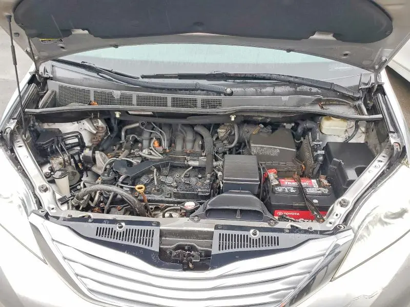 2017 TOYOTA SIENNA LE  