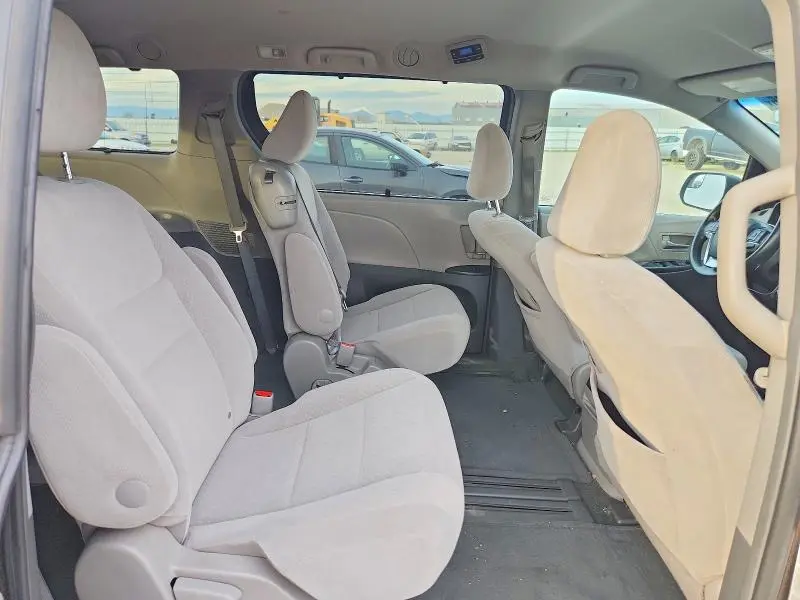 2016 TOYOTA SIENNA LE  