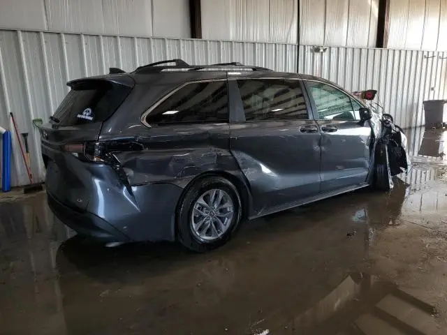 2025 TOYOTA SIENNA LE  