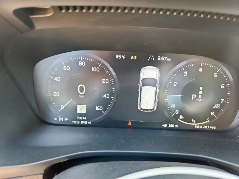2020 VOLVO XC40 T4 MOMENTUM  