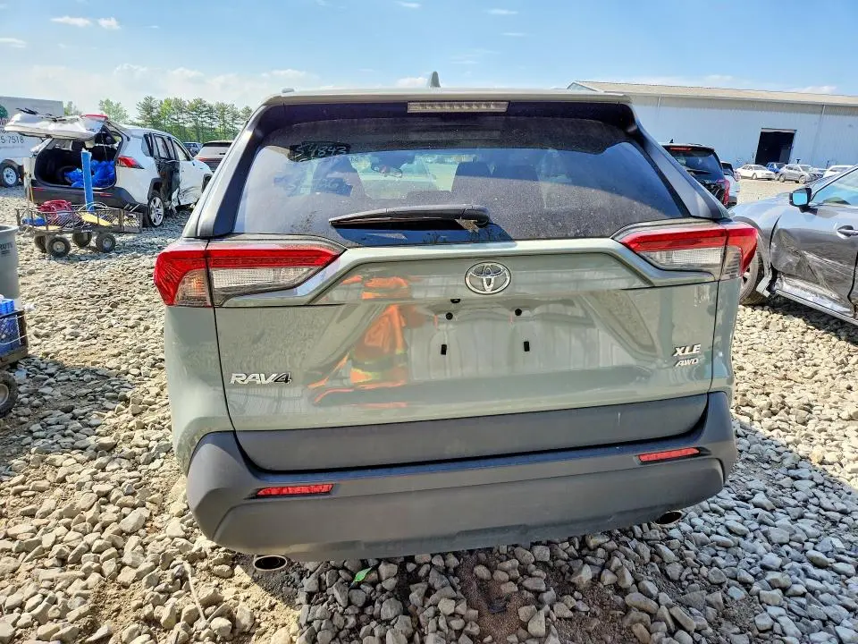 2022 TOYOTA RAV4 XLE  