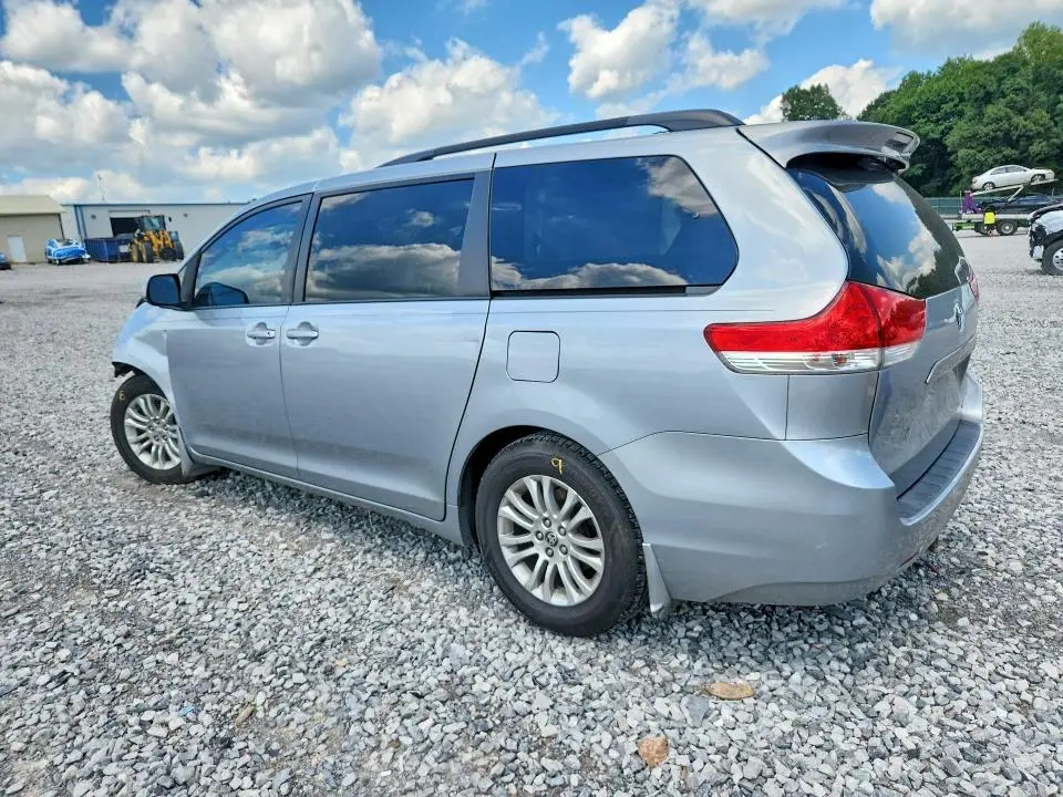 2013 TOYOTA SIENNA LE  