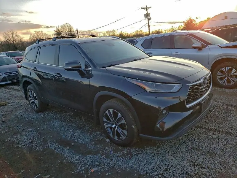 2024 TOYOTA HIGHLANDER LE  