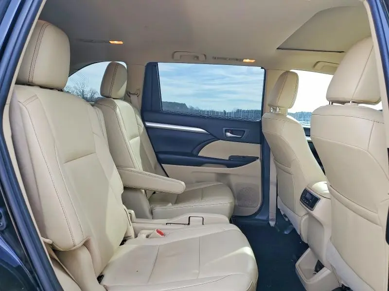 2019 TOYOTA HIGHLANDER SE  