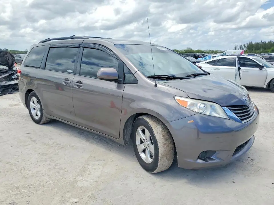 2014 TOYOTA SIENNA LE  