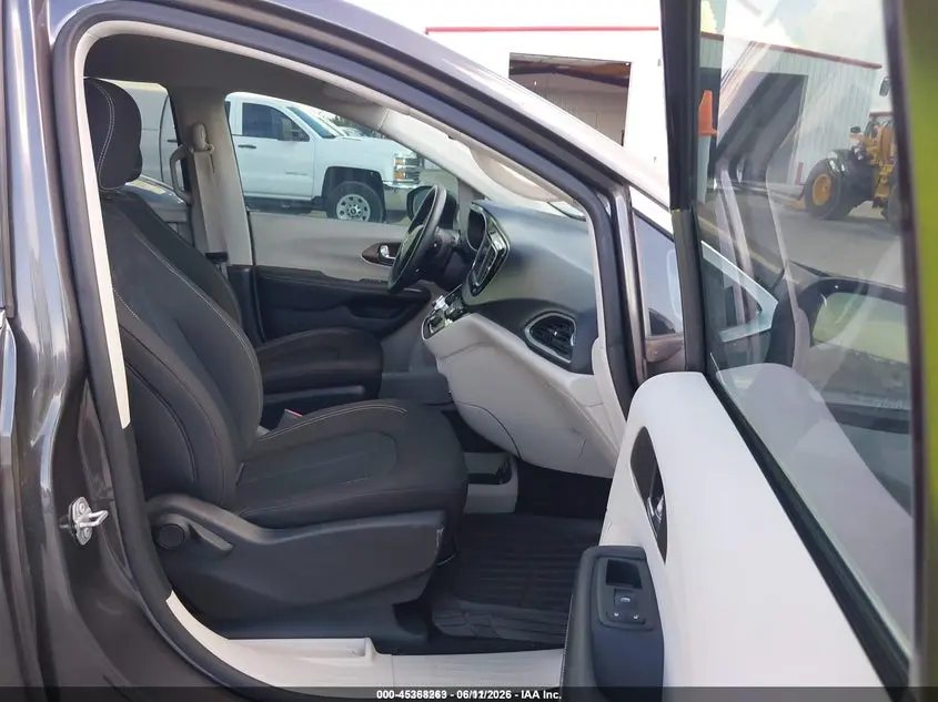 2020 CHRYSLER VOYAGER L