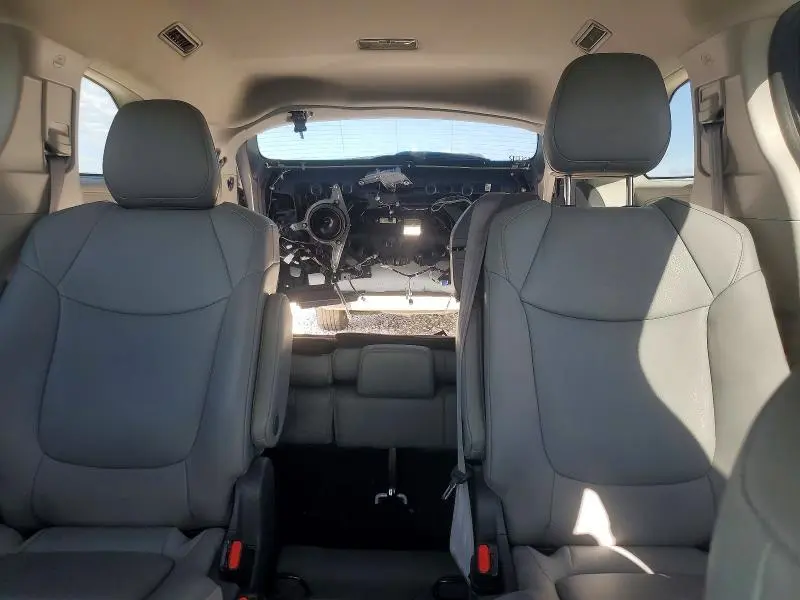 2021 TOYOTA SIENNA XLE  