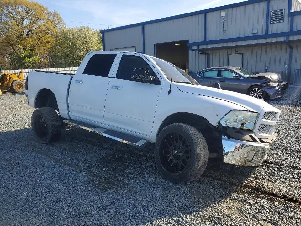 2016 RAM 1500 SLT  