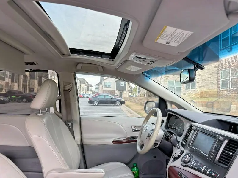 2011 TOYOTA SIENNA XLE  