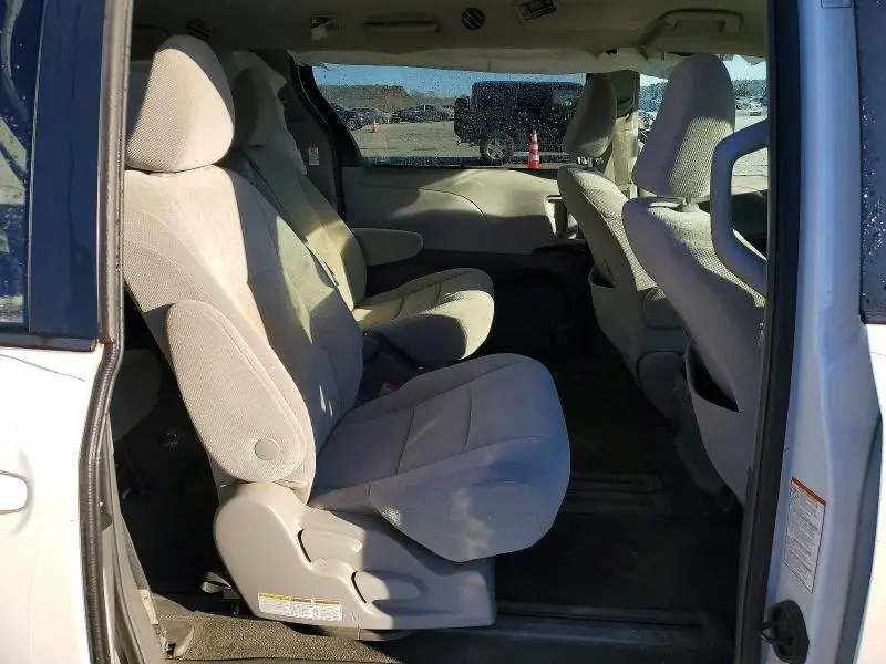 2019 TOYOTA SIENNA LE  