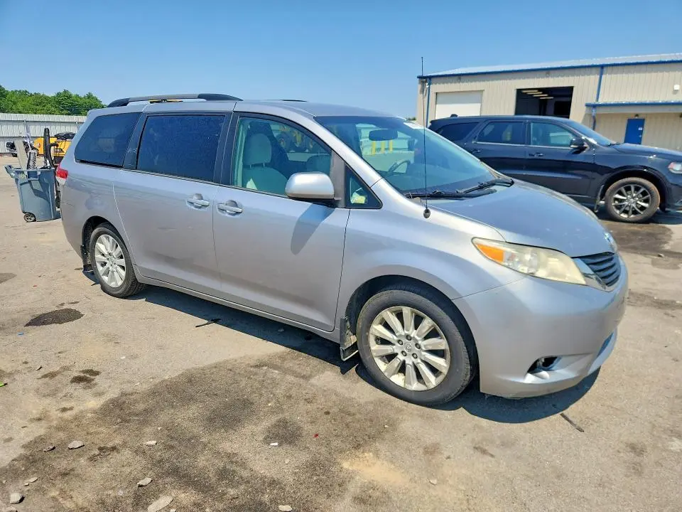 2013 TOYOTA SIENNA LE  