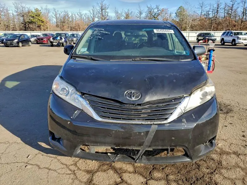2017 TOYOTA SIENNA LE  