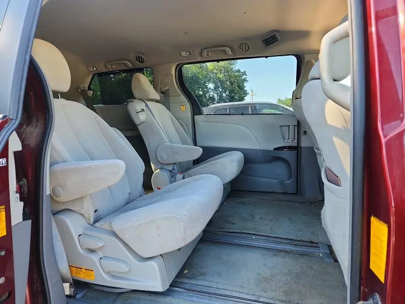 2013 TOYOTA SIENNA LE  