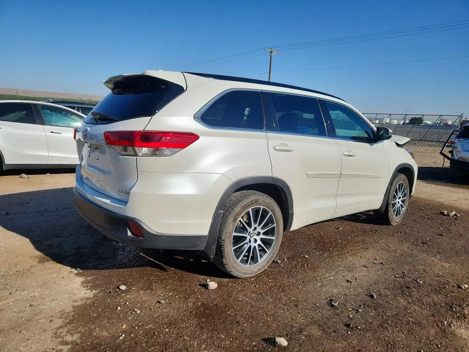 2018 TOYOTA HIGHLANDER SE  