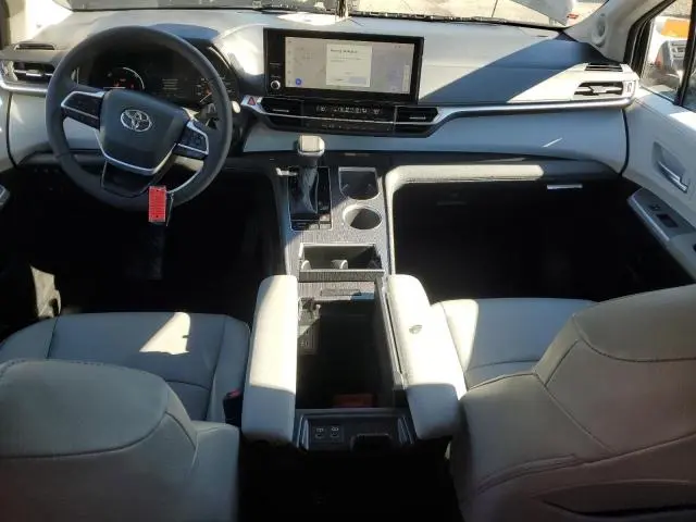 2025 TOYOTA SIENNA XLE  