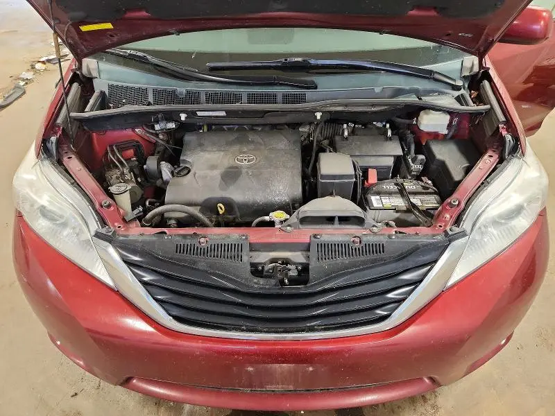 2013 TOYOTA SIENNA LE  