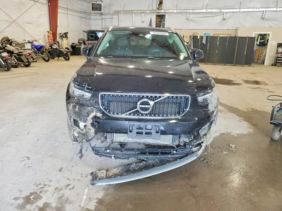 2019 VOLVO XC40 T5 MOMENTUM  
