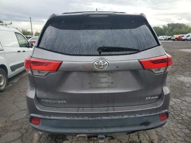 2018 TOYOTA HIGHLANDER SE  