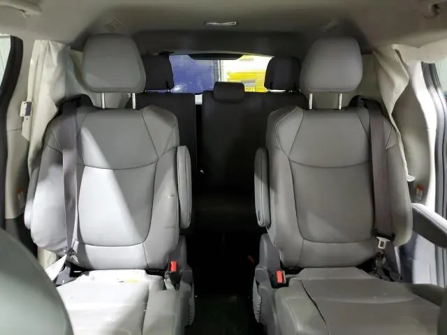 2021 TOYOTA SIENNA XLE  