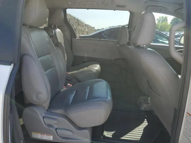 2016 TOYOTA SIENNA XLE  