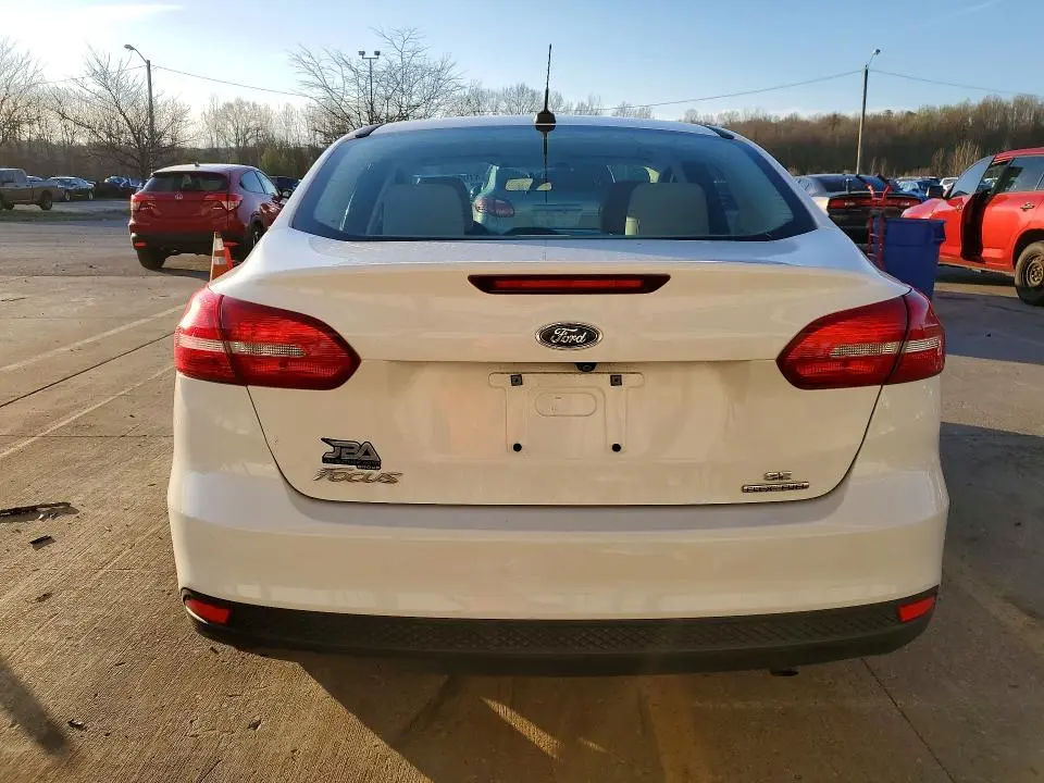 2015 FORD FOCUS SE  