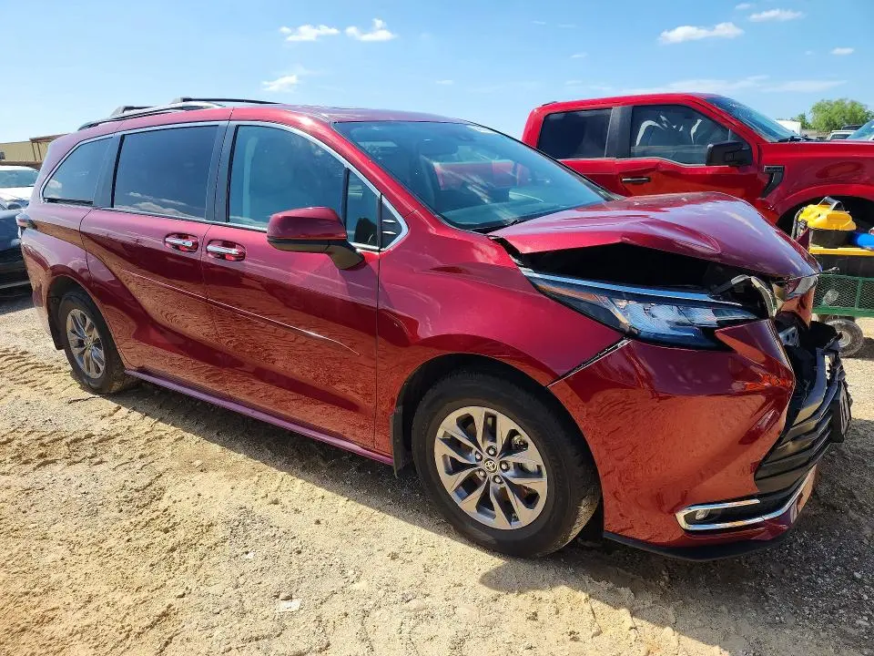 2023 TOYOTA SIENNA XLE  