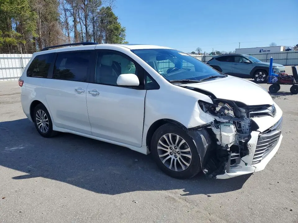 2020 TOYOTA SIENNA XLE 8-PASSENGER  