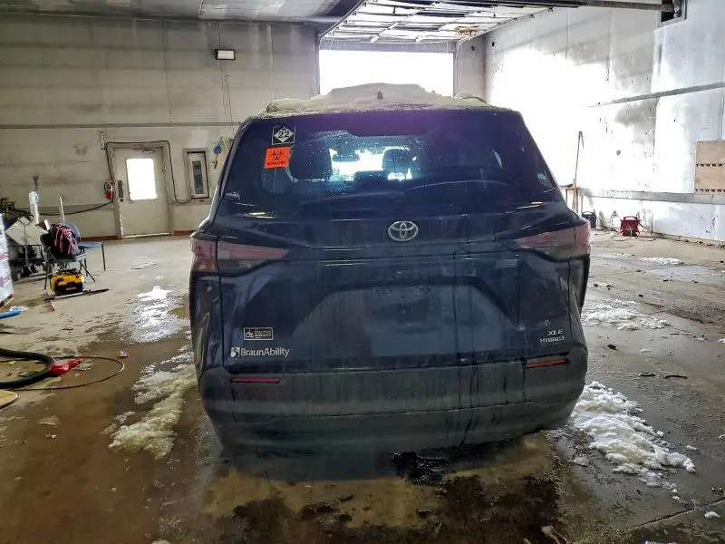 2023 TOYOTA SIENNA XLE  