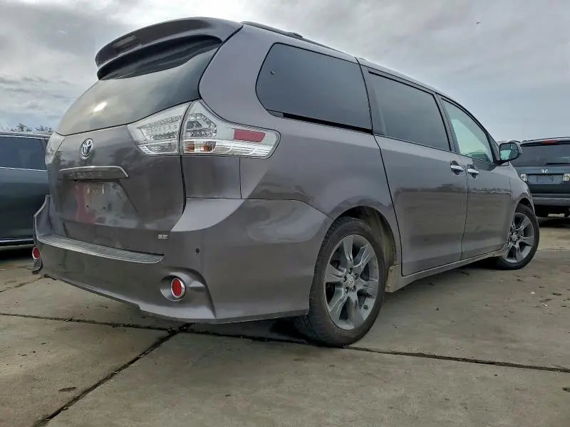 2016 TOYOTA SIENNA SE  