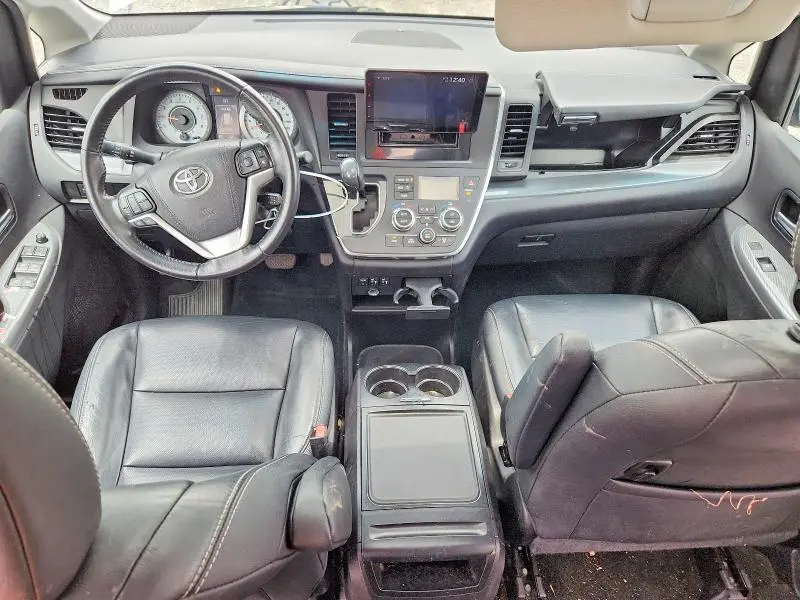 2017 TOYOTA SIENNA SE  