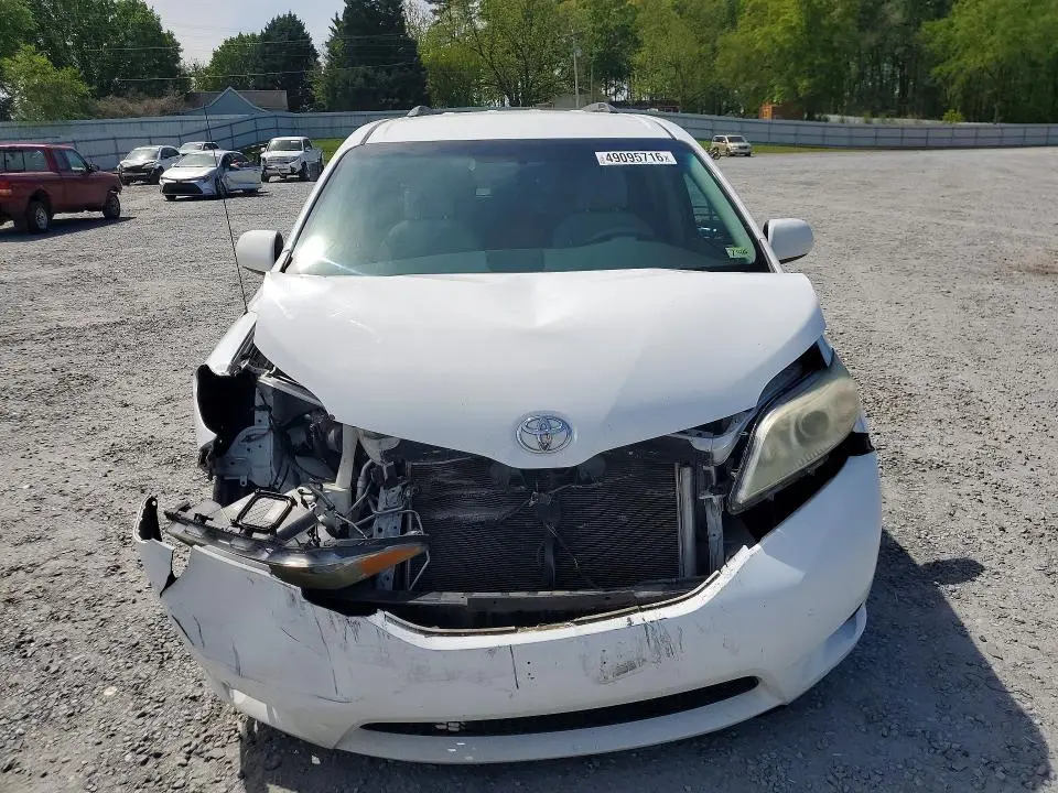 2013 TOYOTA SIENNA LE 8-PASSENGER  
