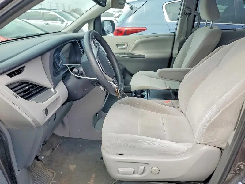 2018 TOYOTA SIENNA LE  