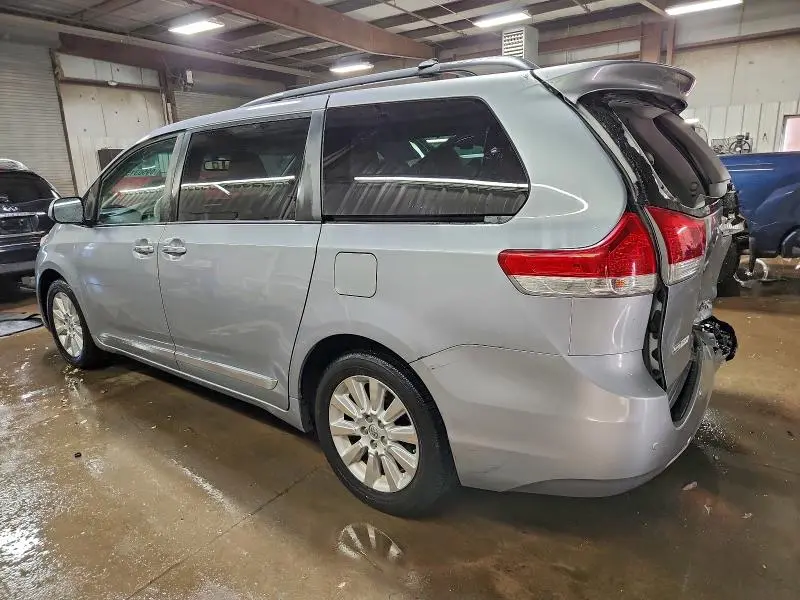 2014 TOYOTA SIENNA XLE  