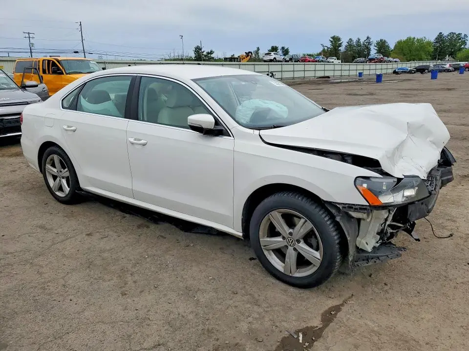 2013 VOLKSWAGEN PASSAT SE  