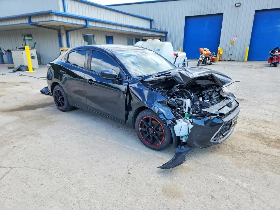 2019 TOYOTA YARIS XLE  