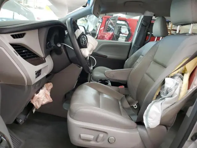 2017 TOYOTA SIENNA XLE