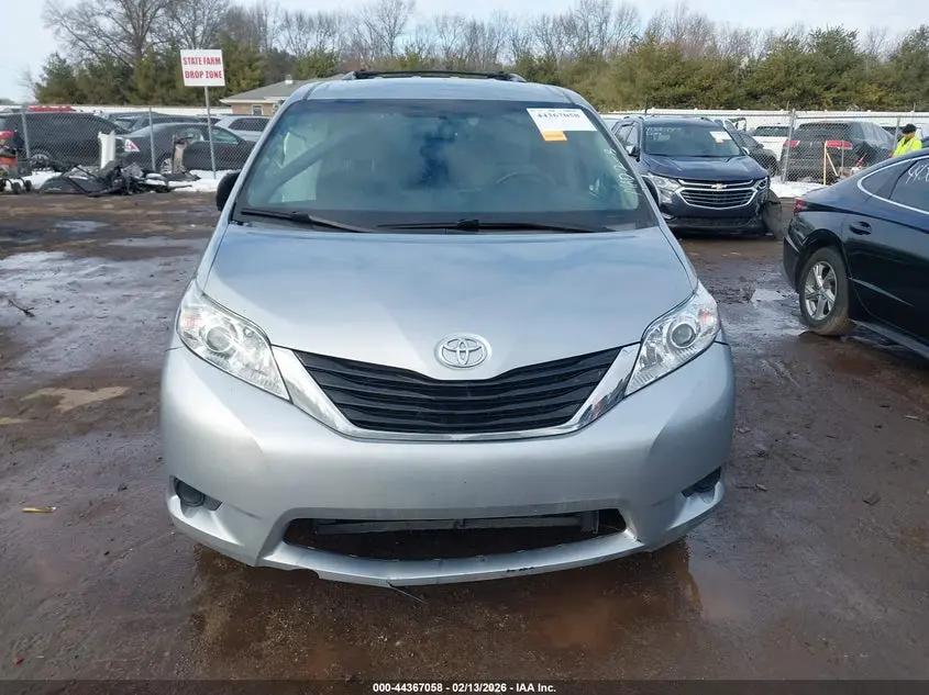 2017 TOYOTA SIENNA LE 8 PASSENGER