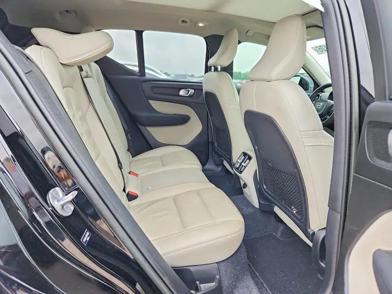 2023 VOLVO XC40 PLUS  