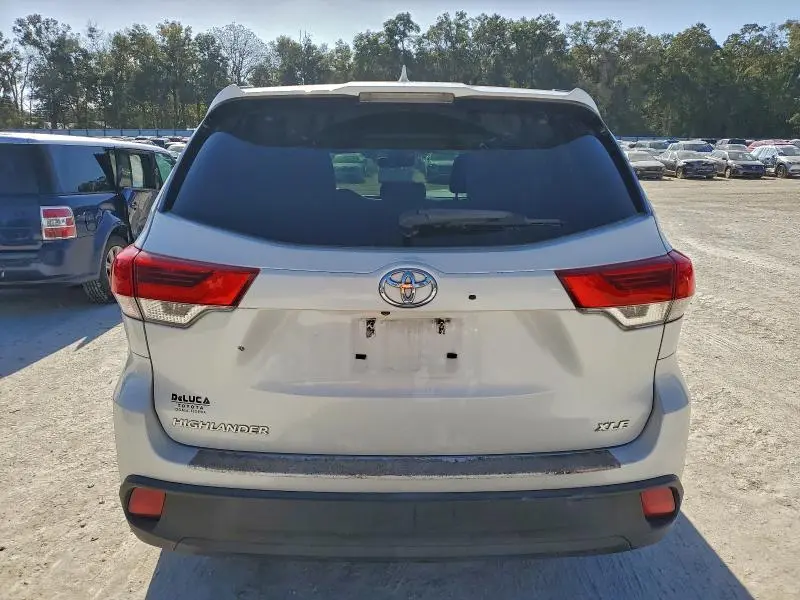 2017 TOYOTA HIGHLANDER SE  