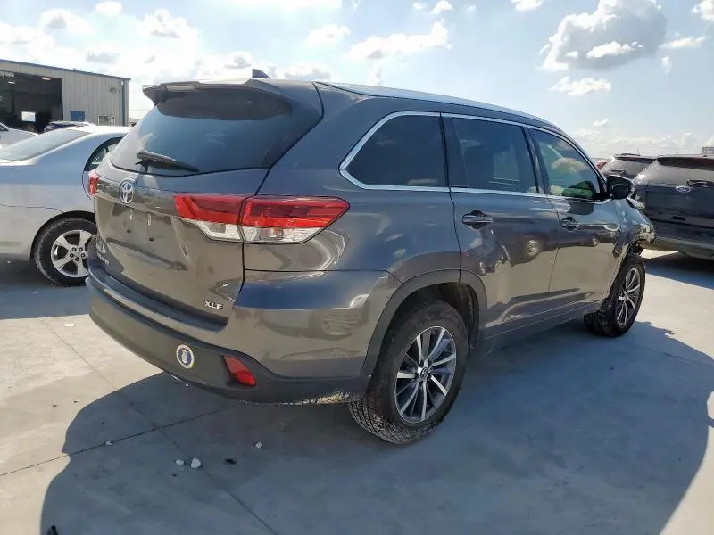 2017 TOYOTA HIGHLANDER SE  