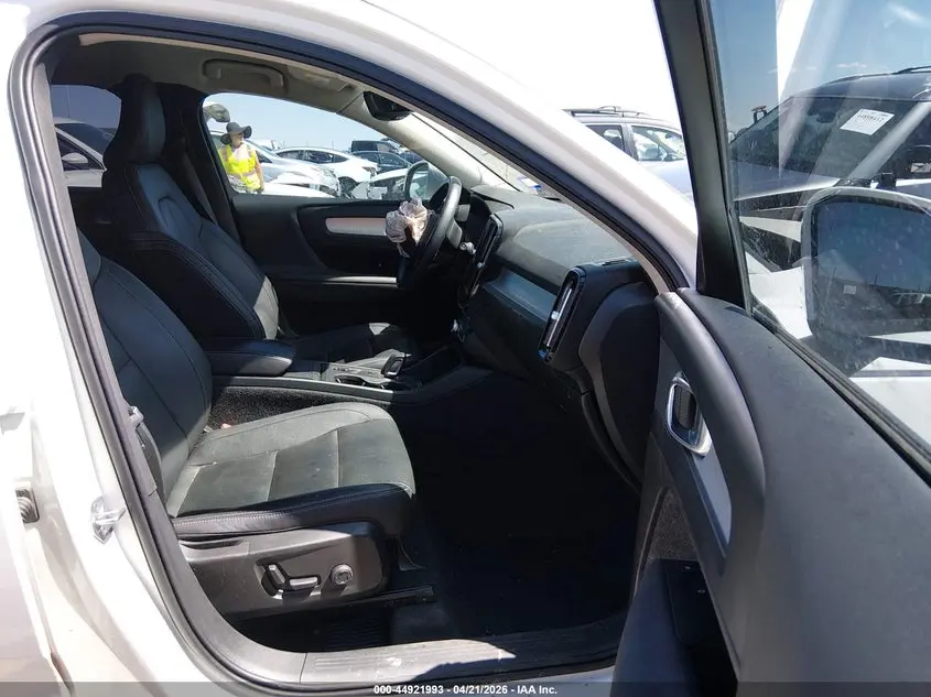 2021 VOLVO XC40 T5 MOMENTUM