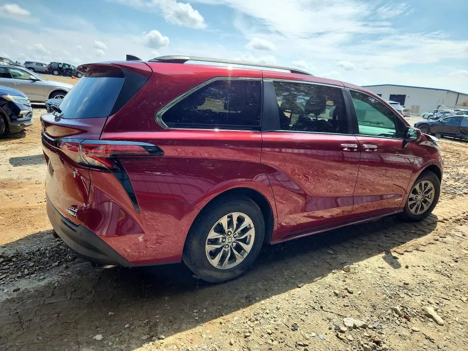 2021 TOYOTA SIENNA XLE  