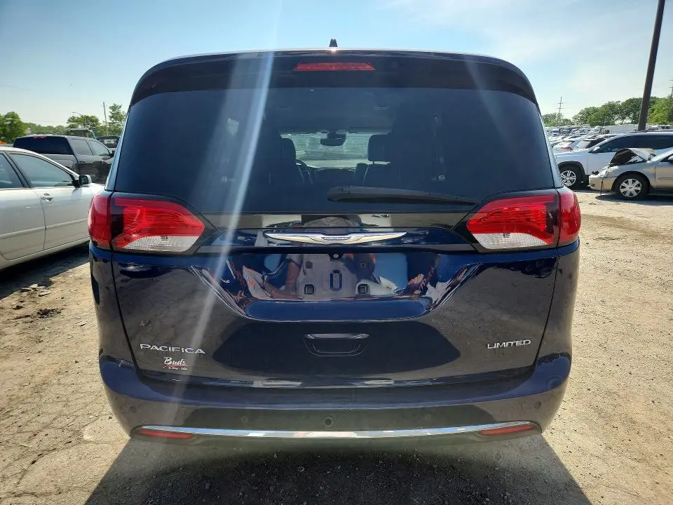2017 CHRYSLER PACIFICA LIMITED  