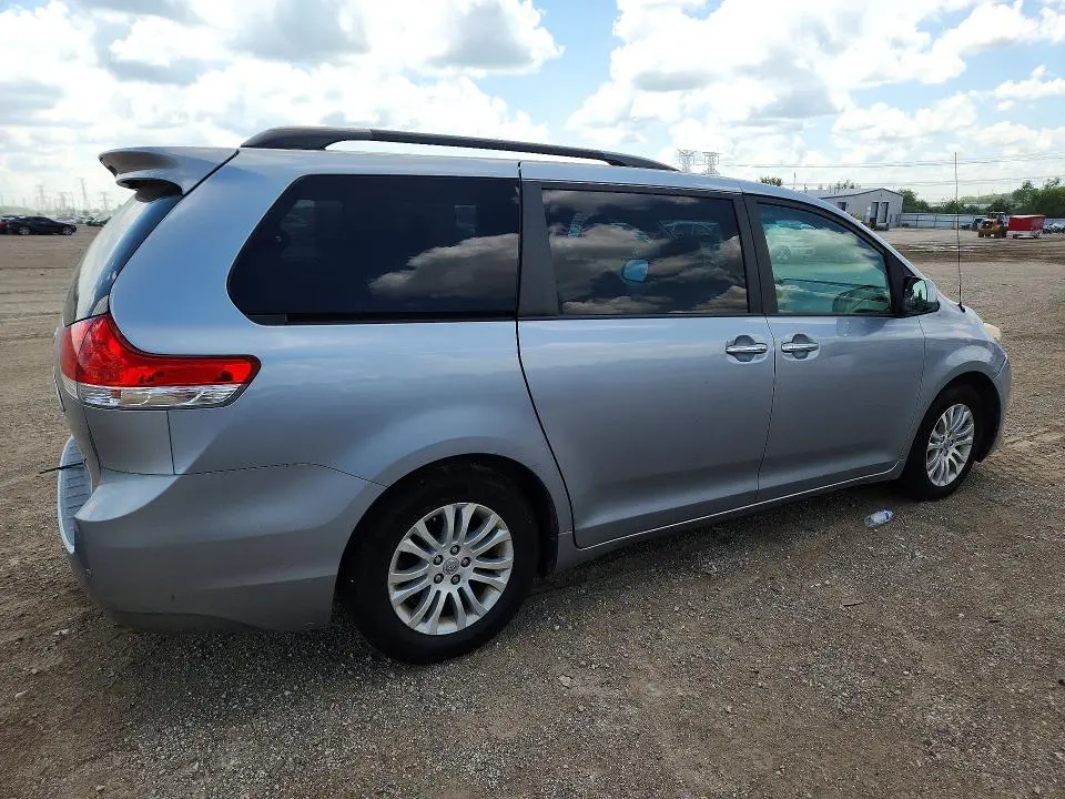 2013 TOYOTA SIENNA XLE 8-PASSENGER  