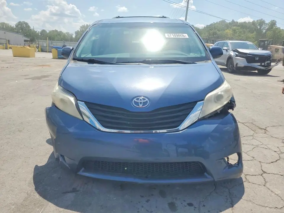 2014 TOYOTA SIENNA LE  